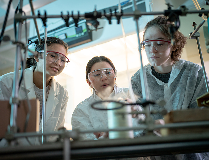 Hollins University students in science lab