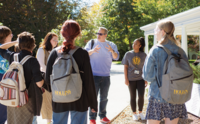 Hollins professor teaching class outdoors